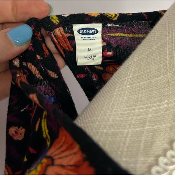 Old Navy medium long sleeved beautiful blouse. Has a keyhole opening in the back - Picture 10 of 10